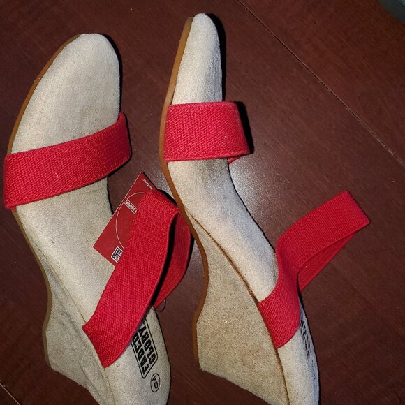 Vintage Red Canvas Strap Wedge Sandals Size 9 NWT - Picture 2 of 3